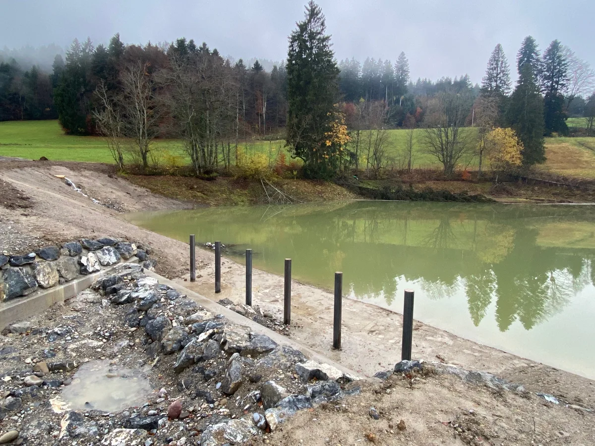Im Herbst 2023 wird der Weiher wieder mit Wasser gefüllt. Noch fehlt zirka ein Meter Wassertiefe.